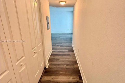 Condo in Hollywood, Florida, 1 bedroom  № 2040460 - photo 15