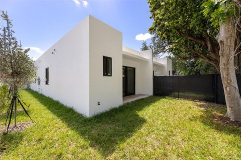 Propiedad comercial en venta en Miami, Florida, 260.13 m2 № 1991717 - foto 3