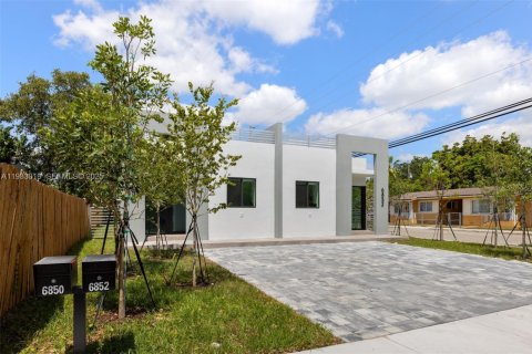 Propiedad comercial en venta en Miami, Florida, 260.13 m2 № 1991717 - foto 23