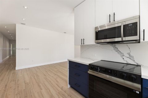 Propiedad comercial en venta en Miami, Florida, 260.13 m2 № 1991717 - foto 9