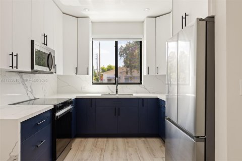 Propiedad comercial en venta en Miami, Florida, 260.13 m2 № 1991717 - foto 7