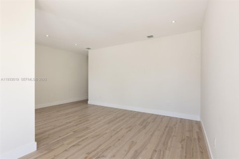 Propiedad comercial en venta en Miami, Florida, 260.13 m2 № 1991717 - foto 15