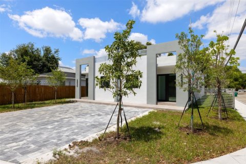 Propiedad comercial en venta en Miami, Florida, 260.13 m2 № 1991717 - foto 2
