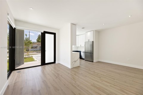 Propiedad comercial en venta en Miami, Florida, 260.13 m2 № 1991717 - foto 6