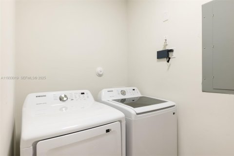 Propiedad comercial en venta en Miami, Florida, 260.13 m2 № 1991717 - foto 18