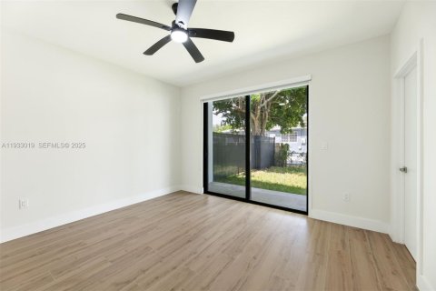 Propiedad comercial en venta en Miami, Florida, 260.13 m2 № 1991717 - foto 11