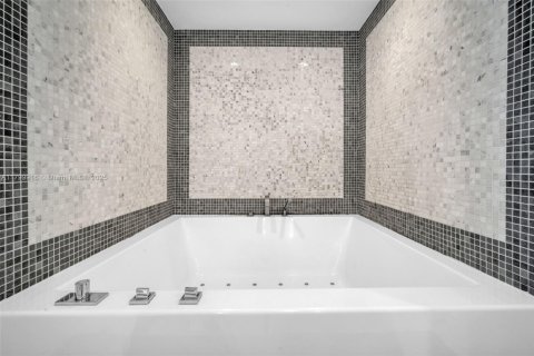 Copropriété à vendre à Miami, Floride: 1 chambre, 76.37 m2 № 2178441 - photo 11