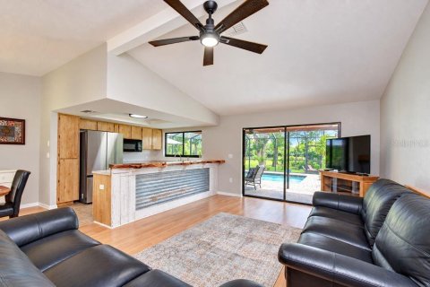House in New Port Richey, Florida 3 bedrooms, 179.86 sq.m. № 2404946 - photo 11