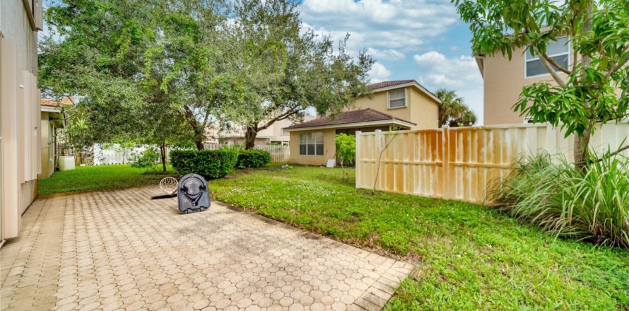 House in Miramar, Florida 5 bedrooms, 244.98 sq.m. № 869081
