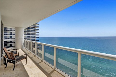 Condominio en venta en Hallandale Beach, Florida, 3 dormitorios, 193.05 m2 № 1811187 - foto 1