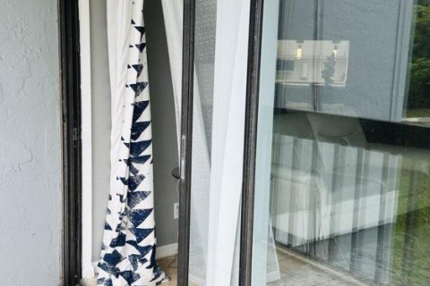 Снять в аренду кондоминиум в Уэст-Палм-Бич, Флорида 2 спальни, 95.69м2, № 952482 - фото 1