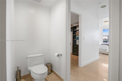 Condo in Hallandale Beach, Florida, 3 bedrooms  № 1888943 - photo 16