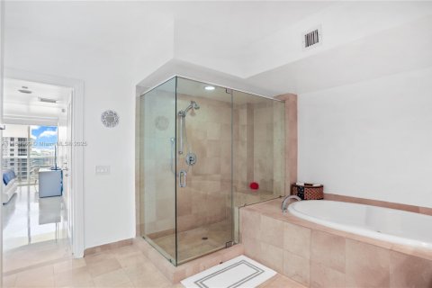 Condo in Hallandale Beach, Florida, 3 bedrooms  № 1888943 - photo 15