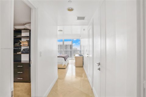 Condo in Hallandale Beach, Florida, 3 bedrooms  № 1888943 - photo 17