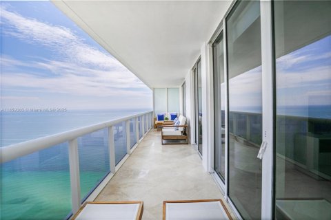 Condo in Hallandale Beach, Florida, 3 bedrooms  № 1888943 - photo 3