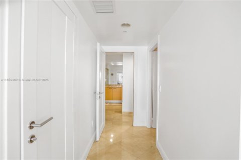 Condo in Hallandale Beach, Florida, 3 bedrooms  № 1888943 - photo 27