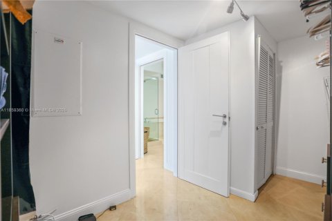 Condo in Hallandale Beach, Florida, 3 bedrooms  № 1888943 - photo 22