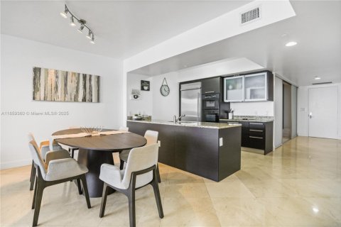 Condo in Hallandale Beach, Florida, 3 bedrooms  № 1888943 - photo 12