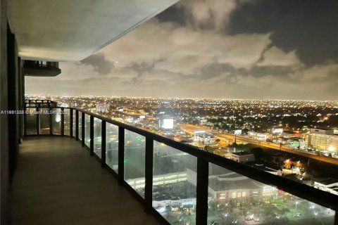 Condominio en alquiler en Miami, Florida, 1 dormitorio, 57.69 m2 № 1959766 - foto 4