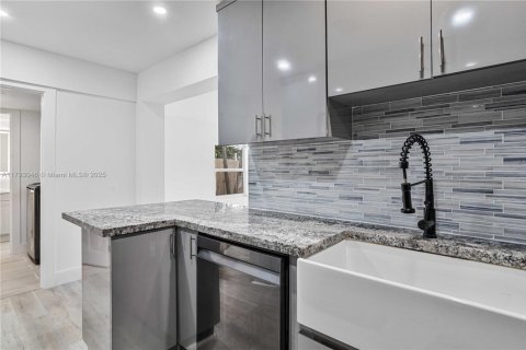 Casa en venta en Dania Beach, Florida, 4 dormitorios, 186.08 m2 № 1660850 - foto 14