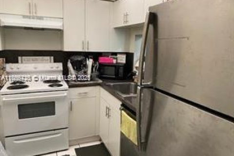 Снять в аренду квартиру в Майами, Флорида 2 спальни, 83.43м2, № 1920059 - фото 12