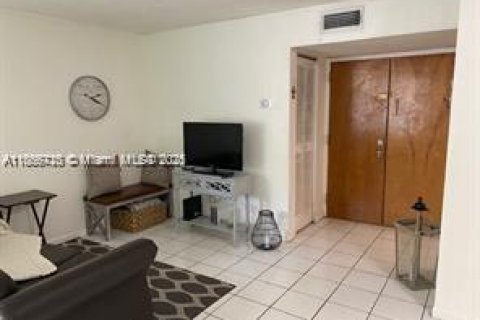 Снять в аренду квартиру в Майами, Флорида 2 спальни, 83.43м2, № 1920059 - фото 11