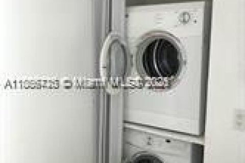 Снять в аренду квартиру в Майами, Флорида 2 спальни, 83.43м2, № 1920059 - фото 8