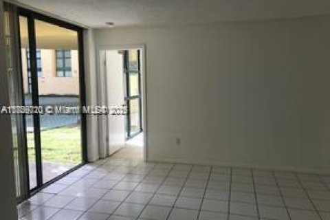 Снять в аренду квартиру в Майами, Флорида 2 спальни, 83.43м2, № 1920059 - фото 15