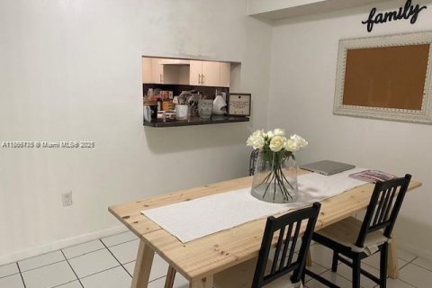 Снять в аренду квартиру в Майами, Флорида 2 спальни, 83.43м2, № 1920059 - фото 4