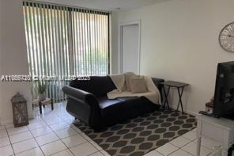 Снять в аренду квартиру в Майами, Флорида 2 спальни, 83.43м2, № 1920059 - фото 10