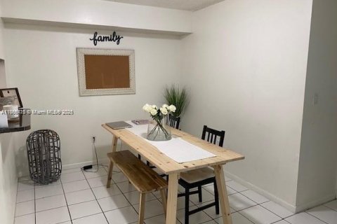 Снять в аренду квартиру в Майами, Флорида 2 спальни, 83.43м2, № 1920059 - фото 3