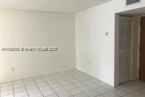 Снять в аренду квартиру в Майами, Флорида 2 спальни, 83.43м2, № 1920059 - фото 13