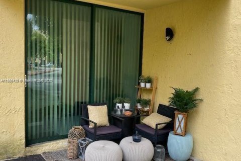 Снять в аренду квартиру в Майами, Флорида 2 спальни, 83.43м2, № 1920059 - фото 1