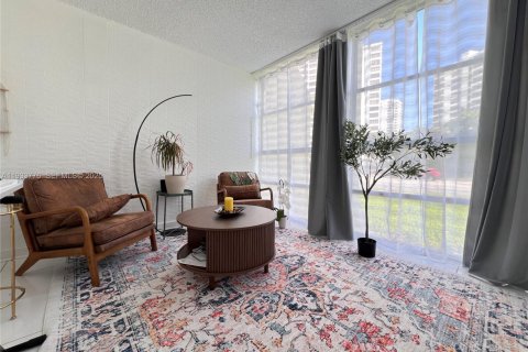 Condominio en alquiler en Hallandale Beach, Florida, 2 dormitorios, 85.84 m2 № 1992886 - foto 2