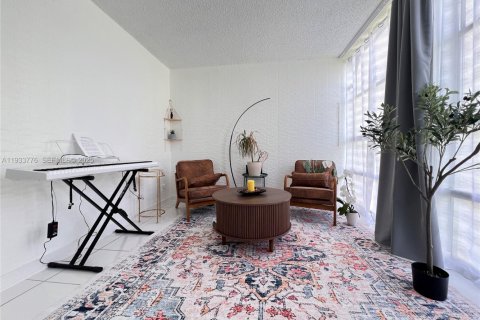 Condominio en alquiler en Hallandale Beach, Florida, 2 dormitorios, 85.84 m2 № 1992886 - foto 1