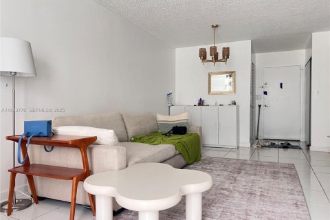 Condominio en alquiler en Hallandale Beach, Florida, 2 dormitorios, 85.84 m2 № 1992886 - foto 3