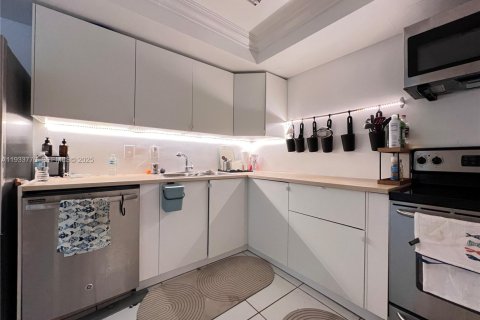 Condominio en alquiler en Hallandale Beach, Florida, 2 dormitorios, 85.84 m2 № 1992886 - foto 6