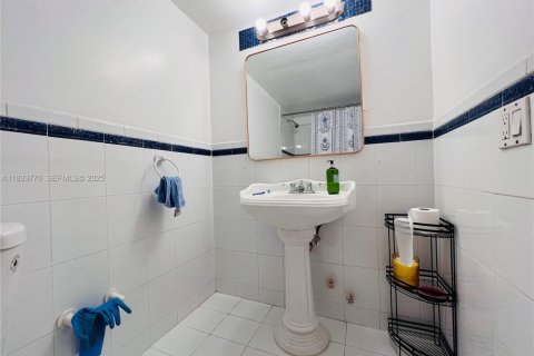 Condominio en alquiler en Hallandale Beach, Florida, 2 dormitorios, 85.84 m2 № 1992886 - foto 9