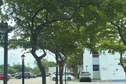 Copropriété à louer à North Miami Beach, Floride: 1 chambre, 61.13 m2 № 1925646 - photo 2