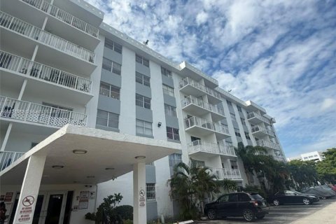 Copropriété à louer à North Miami Beach, Floride: 1 chambre, 61.13 m2 № 1925646 - photo 4