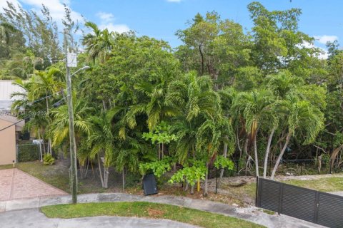 Land in Miami, Florida № 1101968 - photo 1