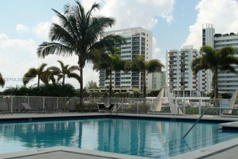 Condominio en alquiler en North Bay Village, Florida, 1 dormitorio, 149.29 m2 № 2071209 - foto 4