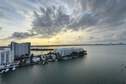 Condominio en alquiler en North Bay Village, Florida, 1 dormitorio, 149.29 m2 № 2071209 - foto 10