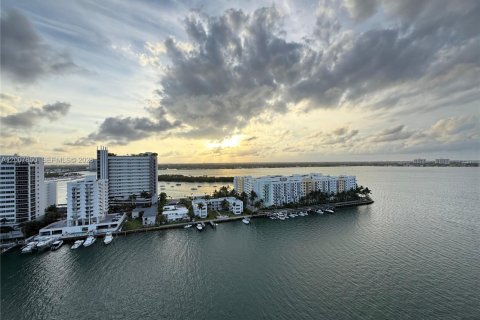 Condominio en alquiler en North Bay Village, Florida, 1 dormitorio, 149.29 m2 № 2071209 - foto 15