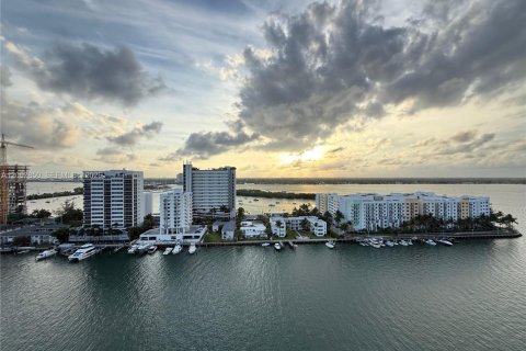 Condominio en alquiler en North Bay Village, Florida, 1 dormitorio, 149.29 m2 № 2071209 - foto 5