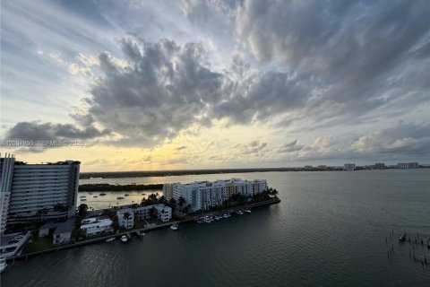 Condominio en alquiler en North Bay Village, Florida, 1 dormitorio, 149.29 m2 № 2071209 - foto 7