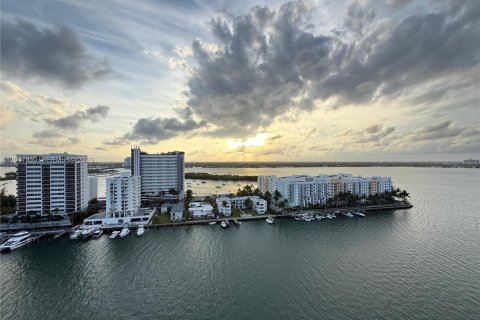 Condominio en alquiler en North Bay Village, Florida, 1 dormitorio, 149.29 m2 № 2071209 - foto 25