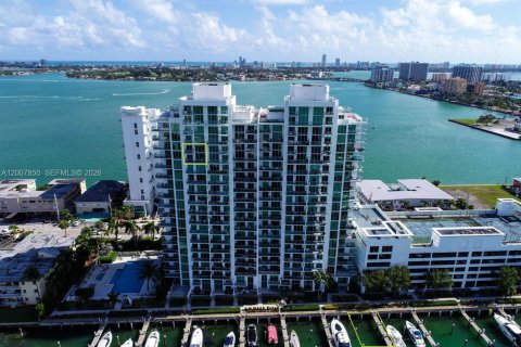 Condominio en alquiler en North Bay Village, Florida, 1 dormitorio, 149.29 m2 № 2071209 - foto 2