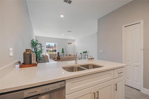 Condo in Poinciana, Florida, 2 bedrooms  № 2393528 - photo 13