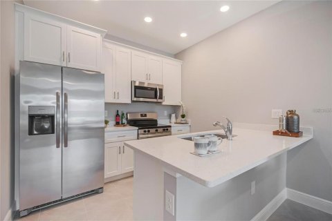 Condo in Poinciana, Florida, 2 bedrooms  № 2393528 - photo 11